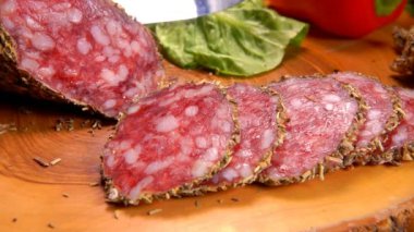 Pişmemiş Kızarmış sosis parçası