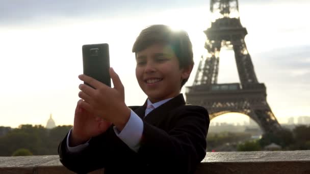 Niño en traje tomando foto selfie con smartphone — Vídeo de stock