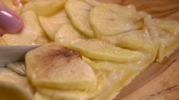 Faca corta um pedaço de torta de maçã — Vídeo de Stock