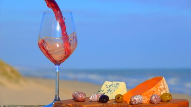 Pique-nique sur la côte atlantique avec fromages et vin — Video