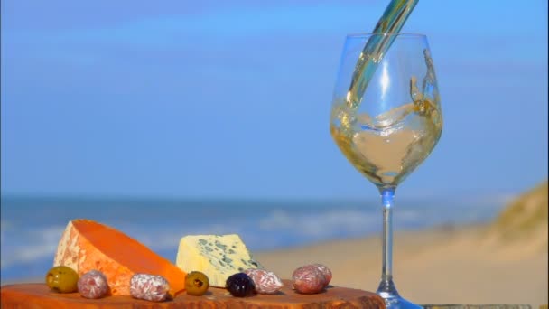 Piknik di pantai Atlantik dengan keju dan anggur — Stok Video