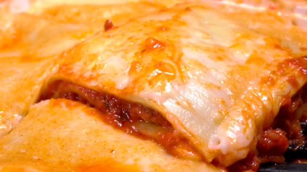 Super-Nahaufnahme ein Stück der köstlichen Lasagne — Stockvideo