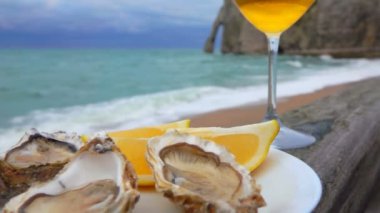 Şarap ve bir tabak istiridye limonlu ve