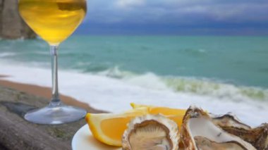 Şarap ve bir tabak istiridye limonlu ve