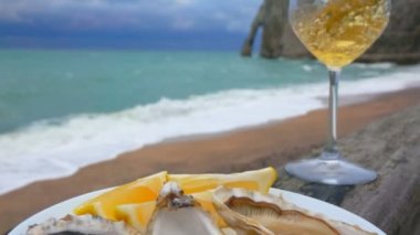 Şarap ve bir tabak istiridye limonlu ve