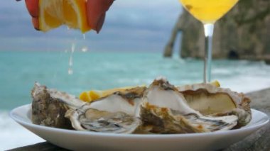 El limon suyu taze istiridye sıkar.