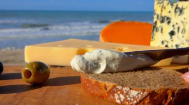 Bıçak ekmek arası peynir yayılır