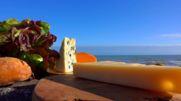 Stillleben verschiedener Käsesorten aus der Normandie — Stockvideo