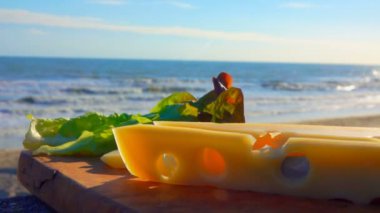 Bıçak Maasdam bir parça peynir keser.