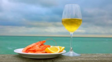 Natürmort plaka karides, limon ve şarap