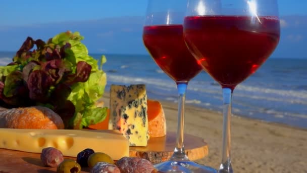 Pique-nique sur la côte atlantique avec fromages et vin — Video