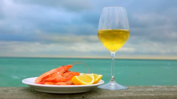 Natürmort plaka karides, limon ve şarap — Stok video