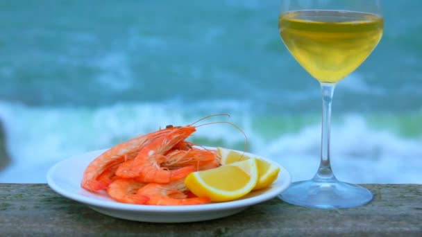 Wine and shrimp on a background of storm surf wave — Stock Video