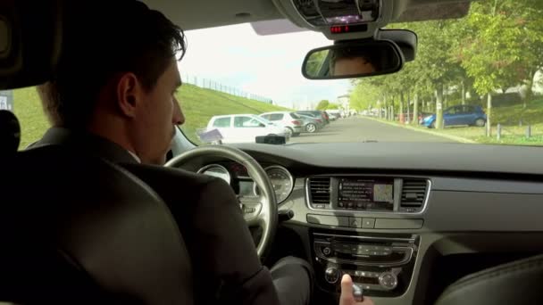 Персональний драйвер за допомогою сенсорного екрану монітора на автомобілі для маршруту навігатора — стокове відео
