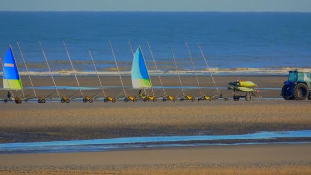 Folk lära sig att sand segling på stranden — Stockvideo