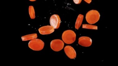 Adet havuç sinek ve havada döner