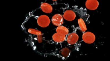 Adet havuç karşı kameraya sıçrayan su ile