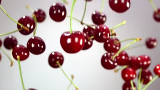Närbild av cherry roterar i luften — Stockvideo