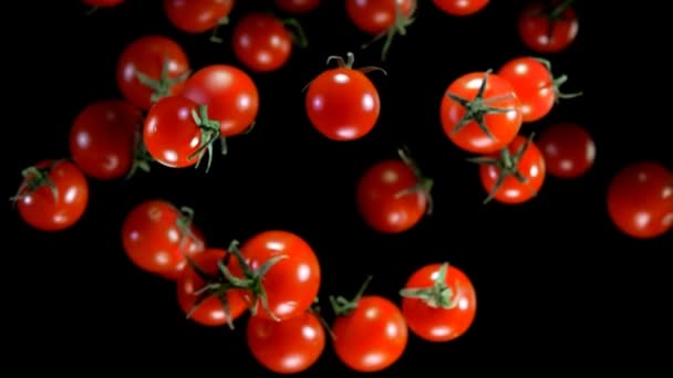Tomaten vliegen en draait in de lucht — Stockvideo