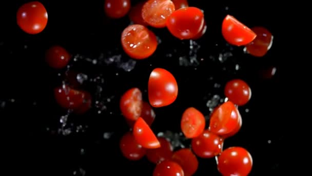 Tomates con agua vuela a la cámara — Vídeo de stock