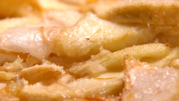 Pedazo de pastel de manzana tomado de un plato — Vídeos de Stock