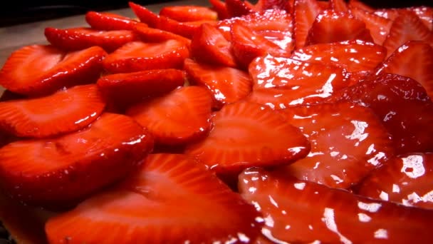 Μεγέθυνση της πίτας που καλύπτονται με ζελέ φράουλα — Αρχείο Βίντεο