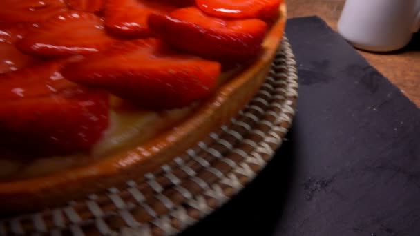 テーブルの上はゼリーで覆われているイチゴのパイを入れてください。 — ストック動画