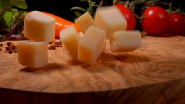 Ahşap tahta küpleri Parmesan peyniri düşmek