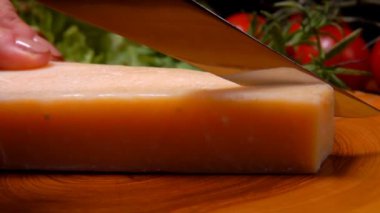 Bir bıçak, bir ahşap tahta üzerinde sabit Parmesan peynir kesme