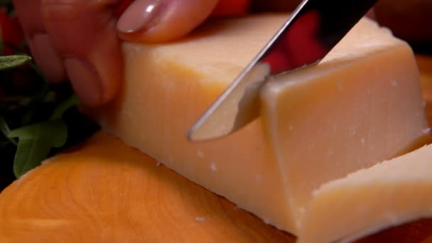 Pedazo de queso parmesano duro cortado por cuchillo en rodajas — Vídeos de Stock