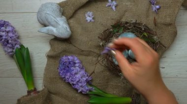 Eller tablo Easter yuva renkli yumurta ve çiçeklerle ile süsleyin