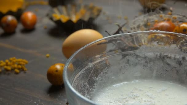 La poudre de sucre est versée dans un bol pour préparer un glaçage pour la cuisson de Pâques — Video