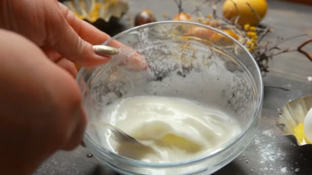 Ręka mix cukru pudru na Wielkanoc do pieczenia — Wideo stockowe