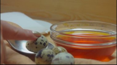 Bıldırcın yumurta sarı renklendirici koyulur