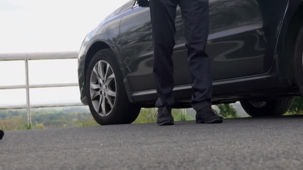 Personal driver opens the car door for business women with a suitcase near hotel — Stock Video