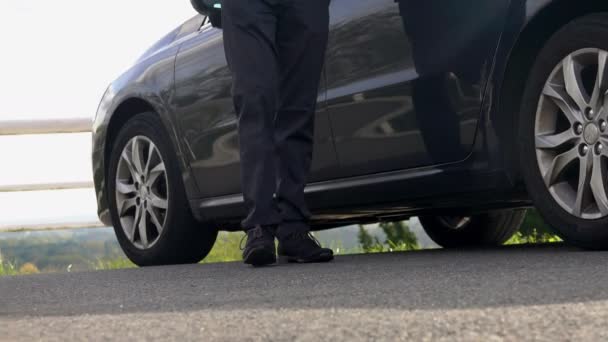 Motorista pessoal abre a porta do carro para mulheres de negócios com uma mala — Vídeo de Stock