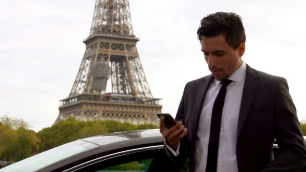 Motorista pessoal esperando seu rico cliente ao lado da Torre Eiffel — Vídeo de Stock