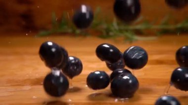 Islak yaban mersini düşer ve ahşap masanın üzerinde