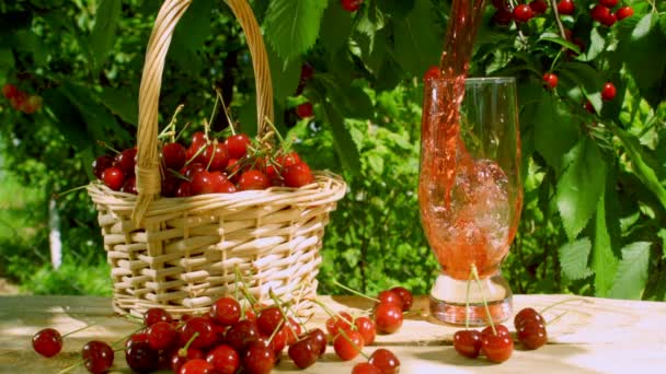 Succo di ciliegia versato nel bicchiere — Video Stock