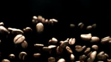 Kahve çekirdekleri havada uçuyor