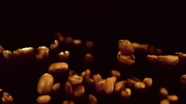 Kahve çekirdekleri havada uçuyor