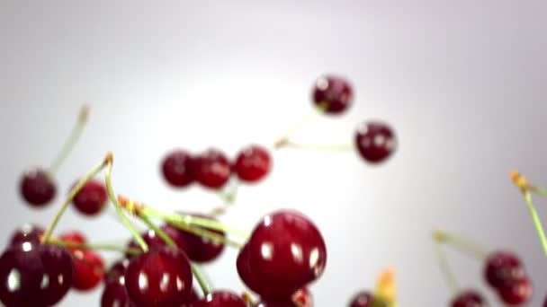 Zbliżenie: cherry obraca się w powietrzu — Wideo stockowe