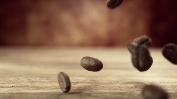 Kaffeekörner fallen auf den Holztisch — Stockvideo