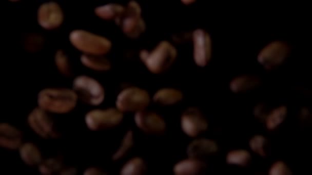 Gebakken koffiebonen stuiteren tegen naar de camera — Stockvideo
