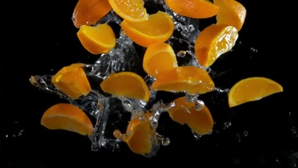 Tranches d'orange avec des mouches d'eau à la caméra — Video