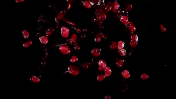 Rote reife Granatkörner mit Saft fliegen in die Kamera — Stockvideo