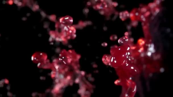 葡萄汁, 红葡萄酒弹向相机 — 图库视频影像