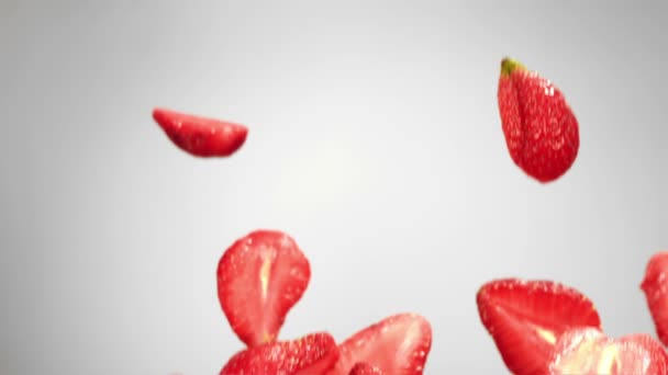 Succosa fragola che vola in aria — Video Stock