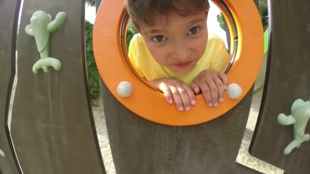 Close-up de cara de meninos olha pela janela — Vídeo de Stock