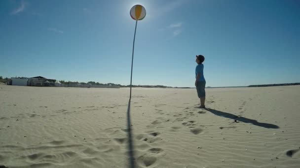 男孩看沙滩上的球 — 图库视频影像